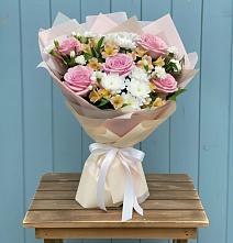 Букет цветов из:  Гвоздики, Орхидеи и Розы в Дмитриеве