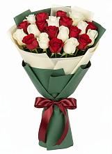 Букет Микс из красных и белых роз в Дмитриеве