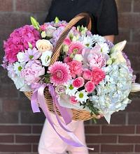 Композиция солнечный день в Дмитриеве Цветочная композиция из Розы, Хризантемы, Пионы и Лизиантусы в корзине в Дмитриеве