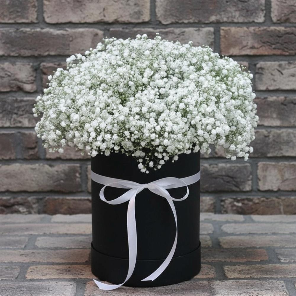 Цветочная композиция из Гипсофила в шляпной коробке в Дмитриеве