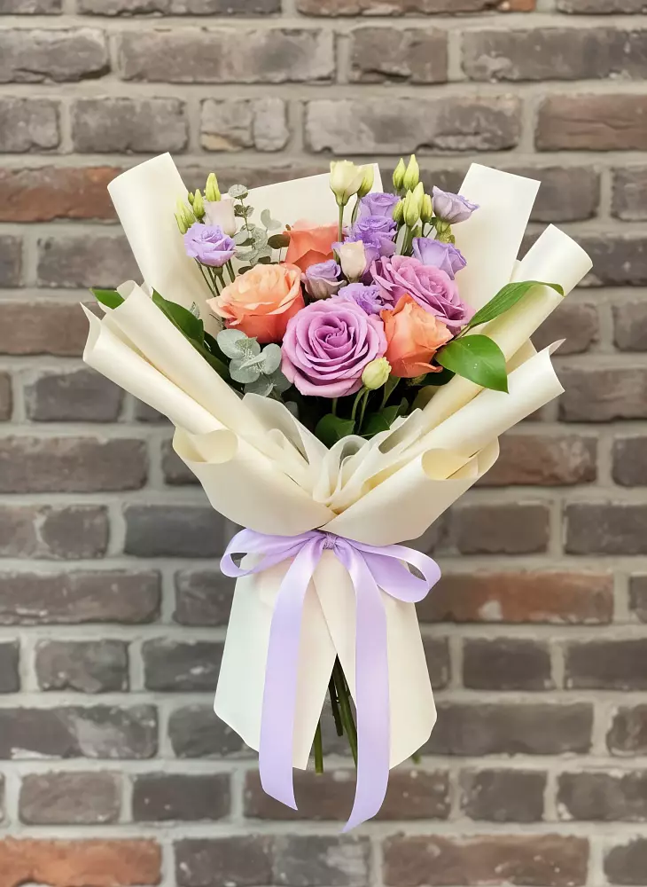 Букет цветов из: Лизиантусы и Розы в Дмитриеве