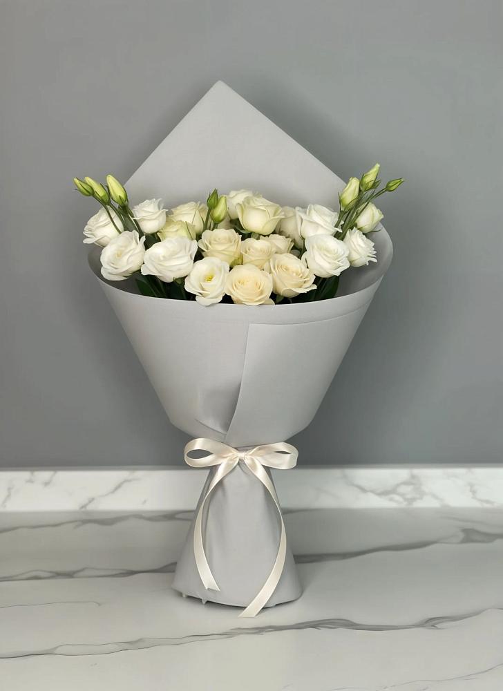 Букет цветов из: Розы и Лизиантусы в Дмитриеве