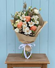 Букет цветов из:  Альстромерии, Лизиантусы, Розы и Хризантемы в Дмитриеве