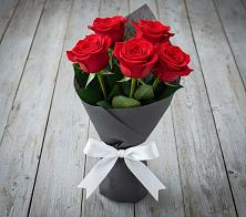 Букет 5 Красных роз Эдлесс Лав в Дмитриеве