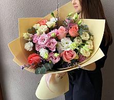 Букет цветов из:  Розы, Лизиантусы и Гвоздики #REPLACE_PRED# Дмитриеве
