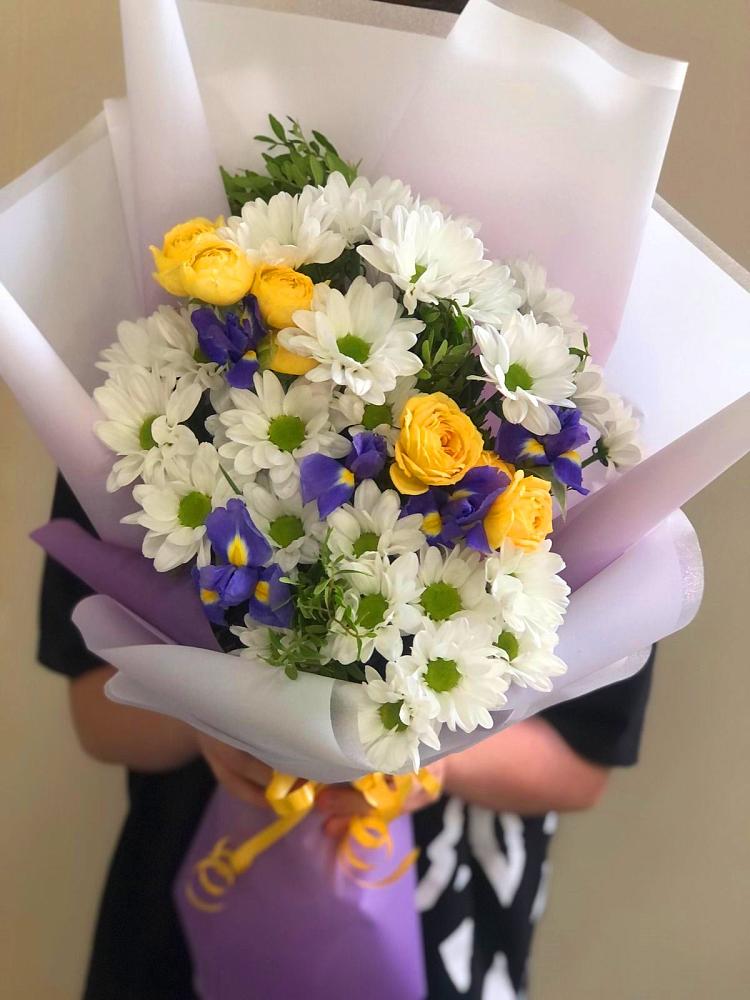 Букет цветов из: Ирисы, Хризантемы и Розы в Дмитриеве