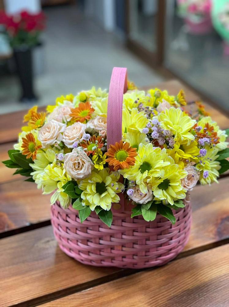 Цветочная композиция из Хризантемы и Розы в корзине в Дмитриеве