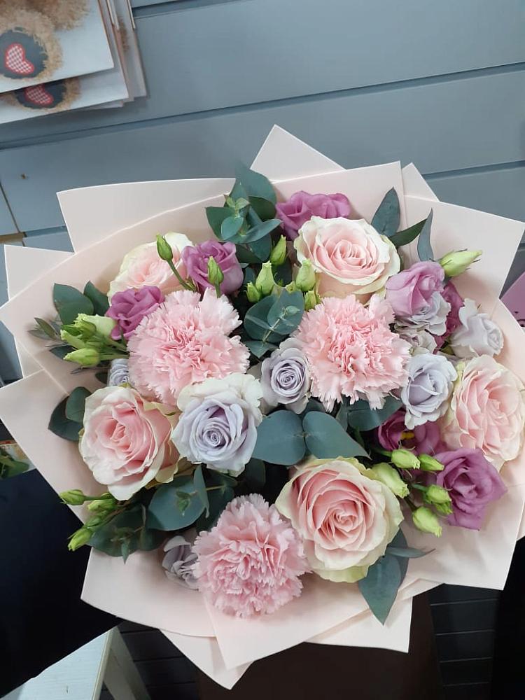 Букет цветов из: Розы, Гвоздики и Лизиантусы в Дмитриеве