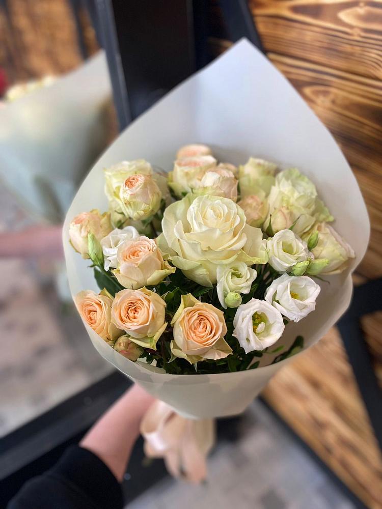 Букет цветов из: Розы и Лизиантусы в Дмитриеве